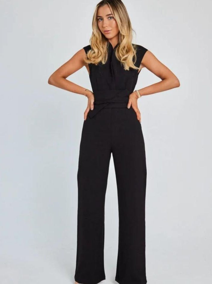 Ärmelloser Jumpsuit mit weitem Bein und Bindegürtel in der Taille