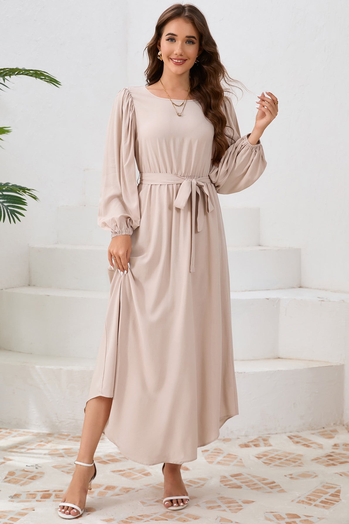 Elegantes langärmliges Maxikleid mit Bindegürtel