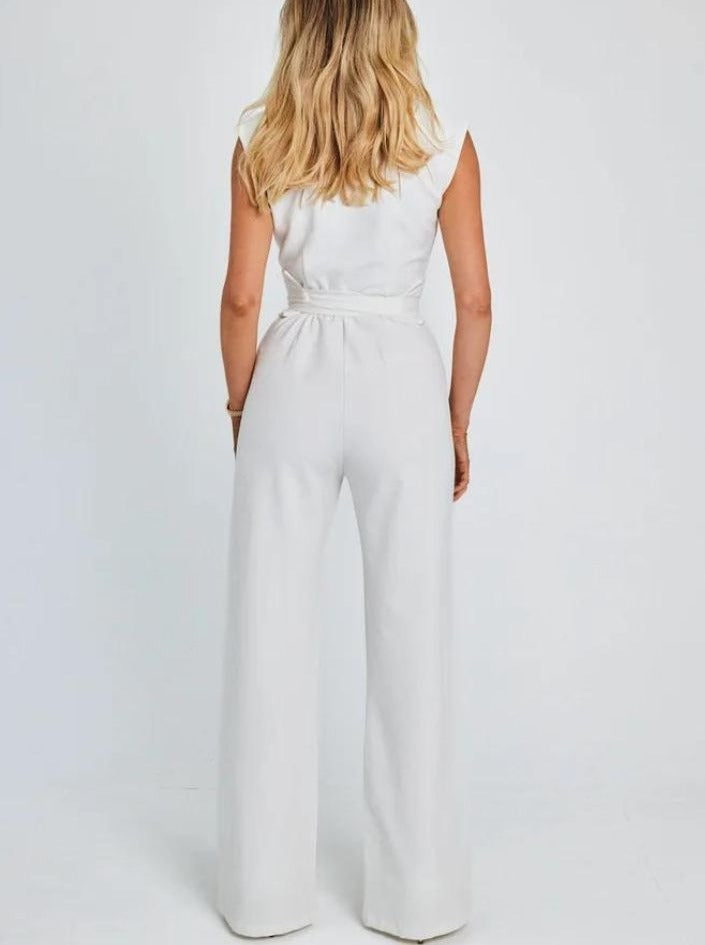 Ärmelloser Jumpsuit mit weitem Bein und Bindegürtel in der Taille