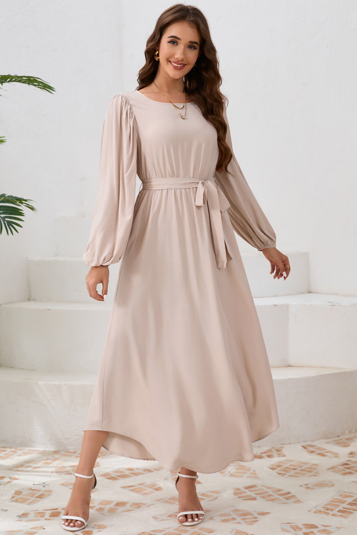 Elegantes langärmliges Maxikleid mit Bindegürtel