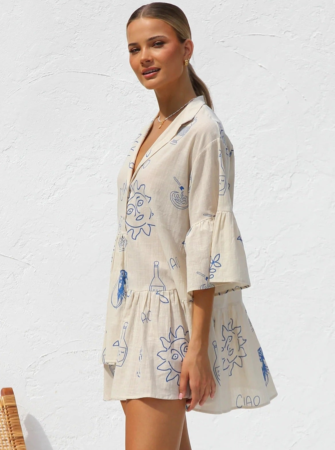 Sommerkleider - Luftiges Beiges Blusenkleid mit Grafischem Print und Volants für Strand und Freizeit