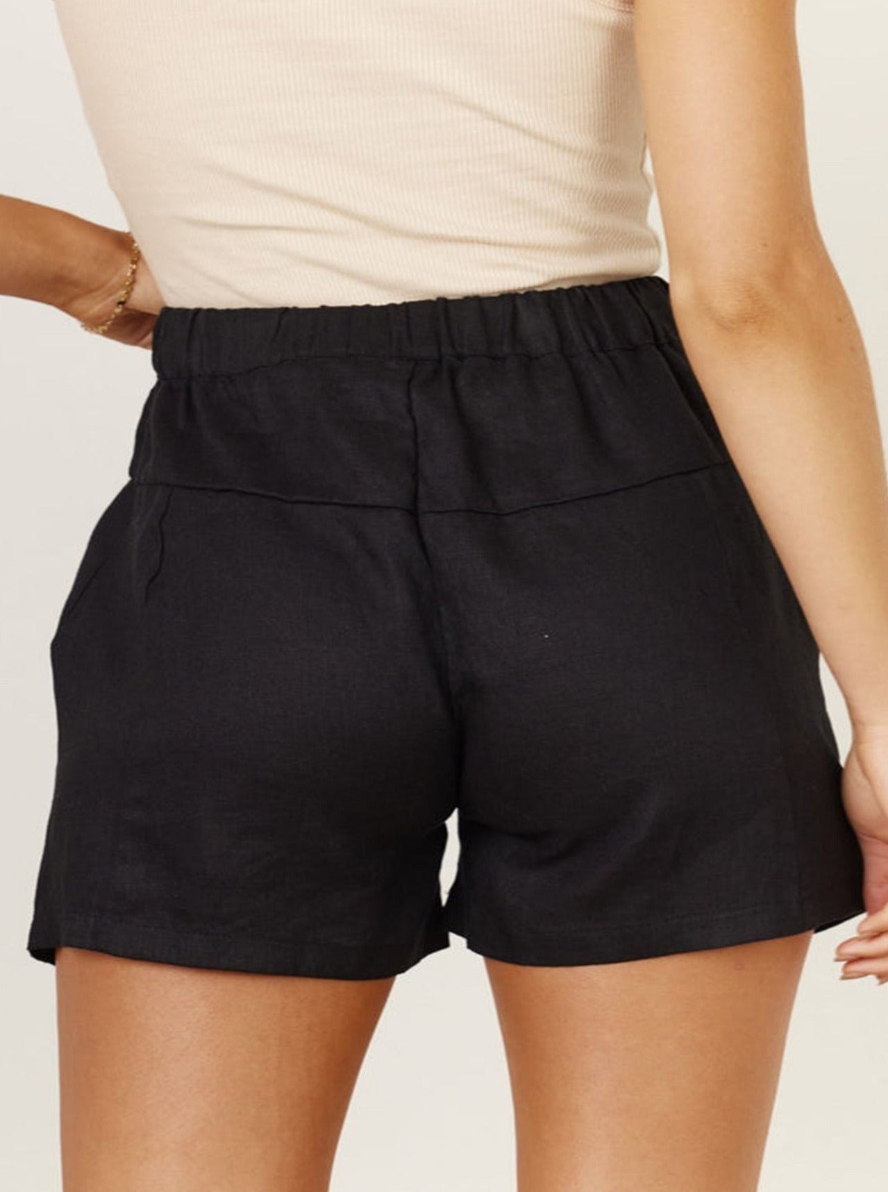 Schwarze, lässige Sommershorts mit Kordelzug und dehnbarer Taille 