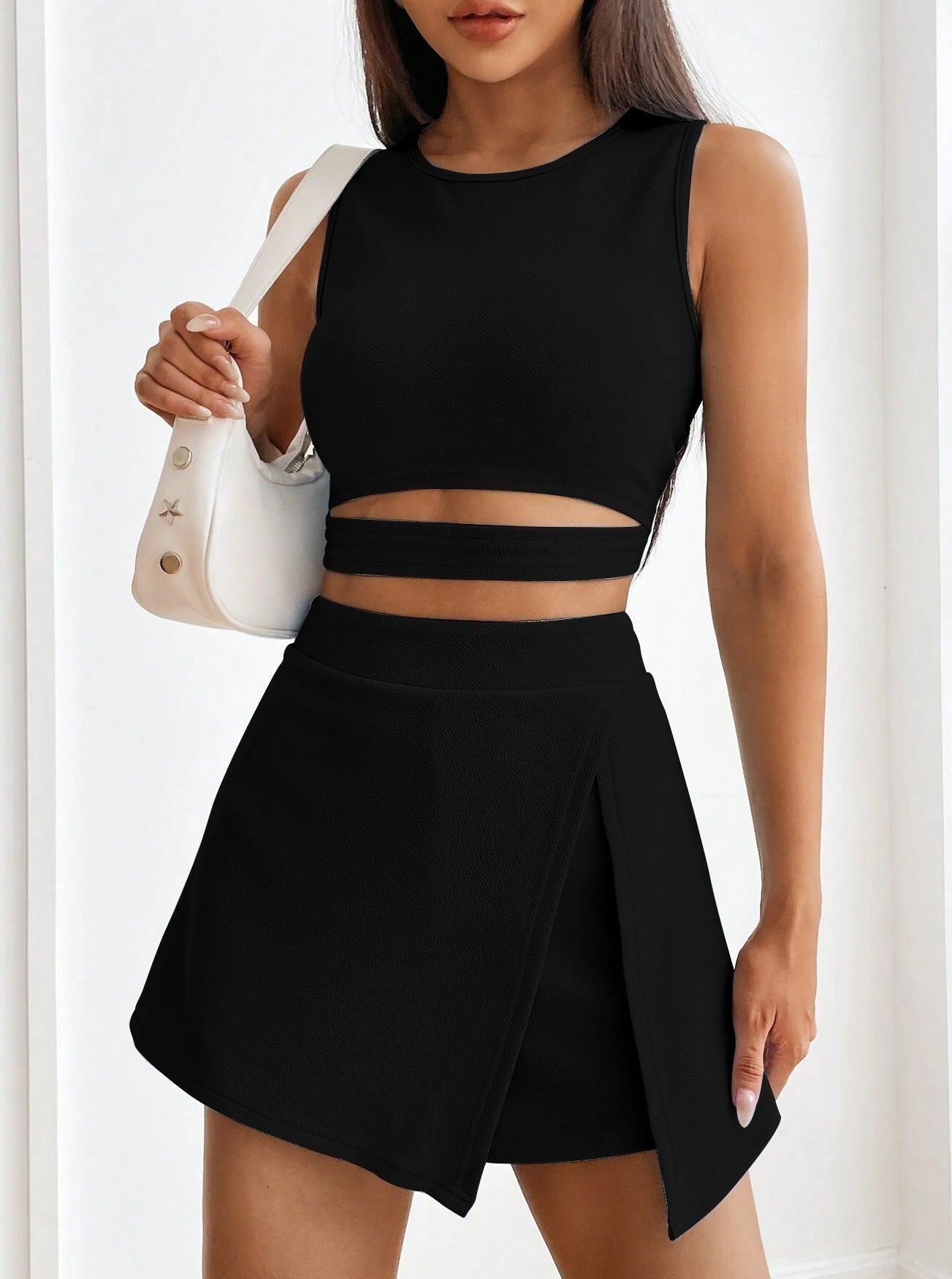 Schwarzes Set aus Crop-Top und Skort mit Cut-Outs