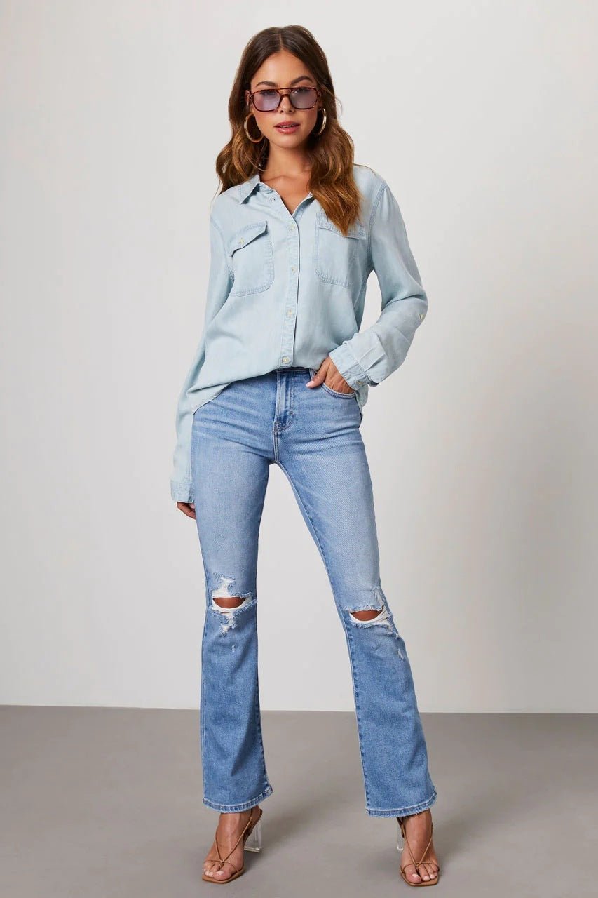 Hellblaue Jeansbluse mit langen Ärmeln und Kragen