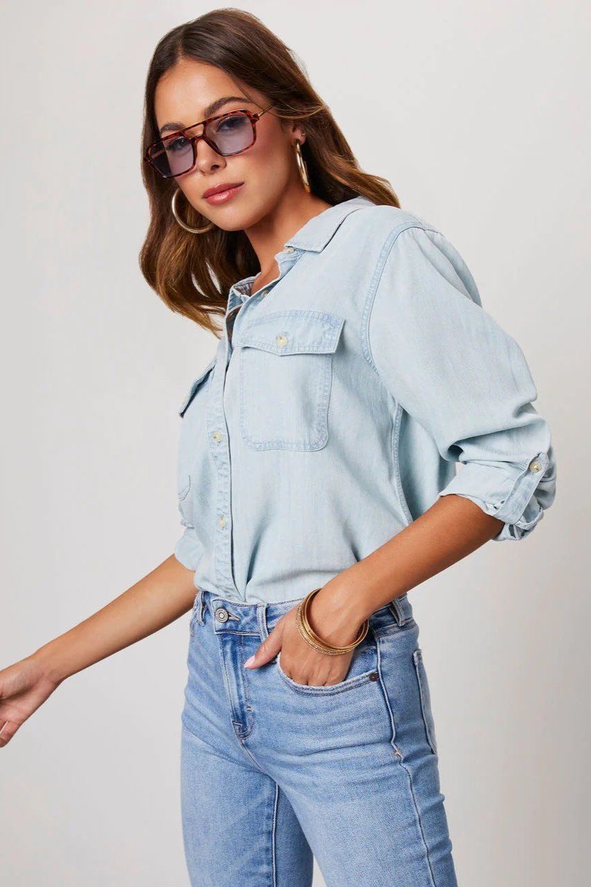 Hellblaue Jeansbluse mit langen Ärmeln und Kragen