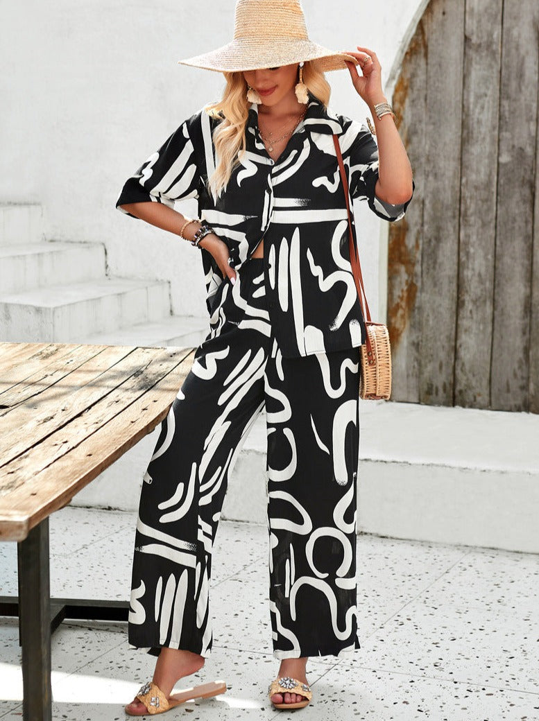 Lässiges Set aus schwarzem Overall mit bedrucktem, lockerem Button-Down-Hemd und Hose 