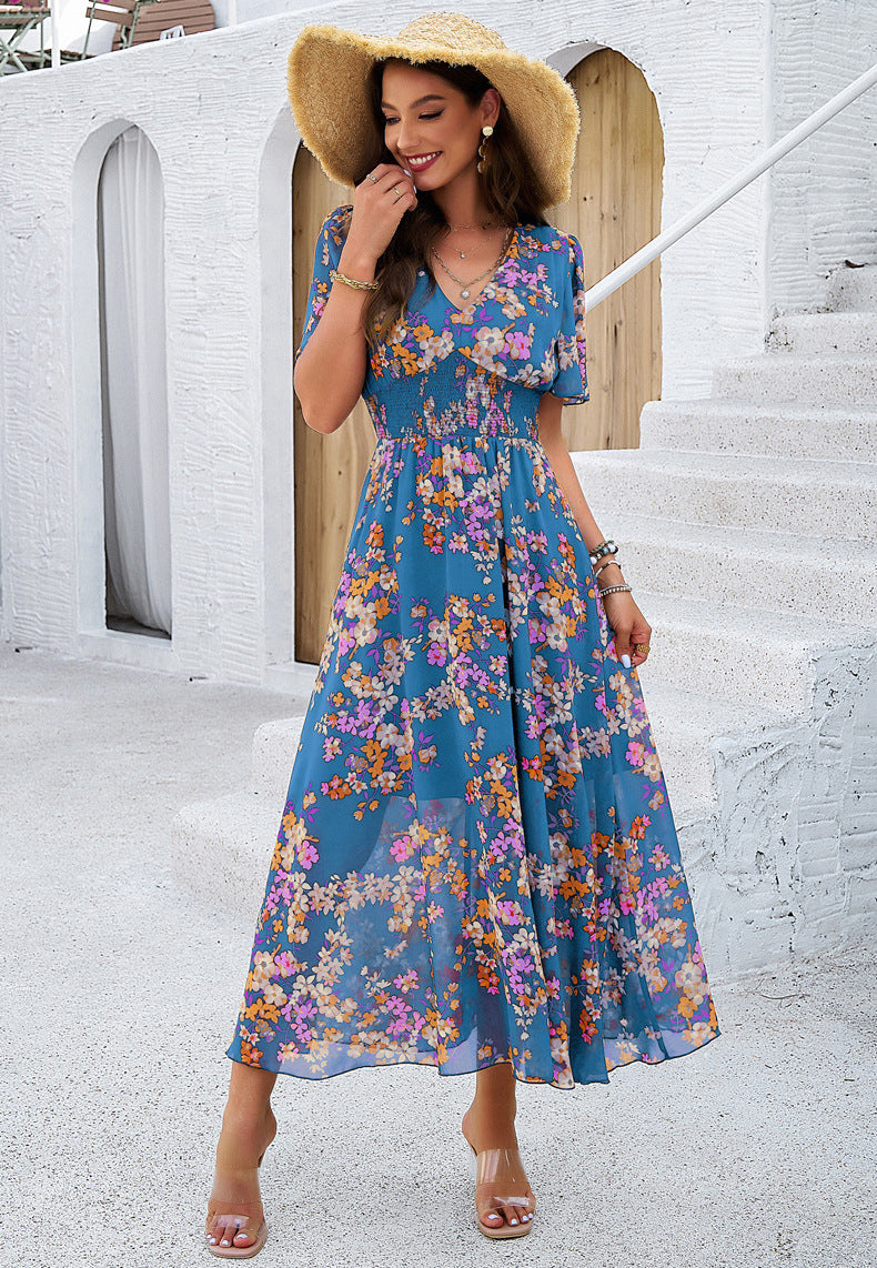 Blaues Sommerkleid mit V-Ausschnitt und Blumenmuster