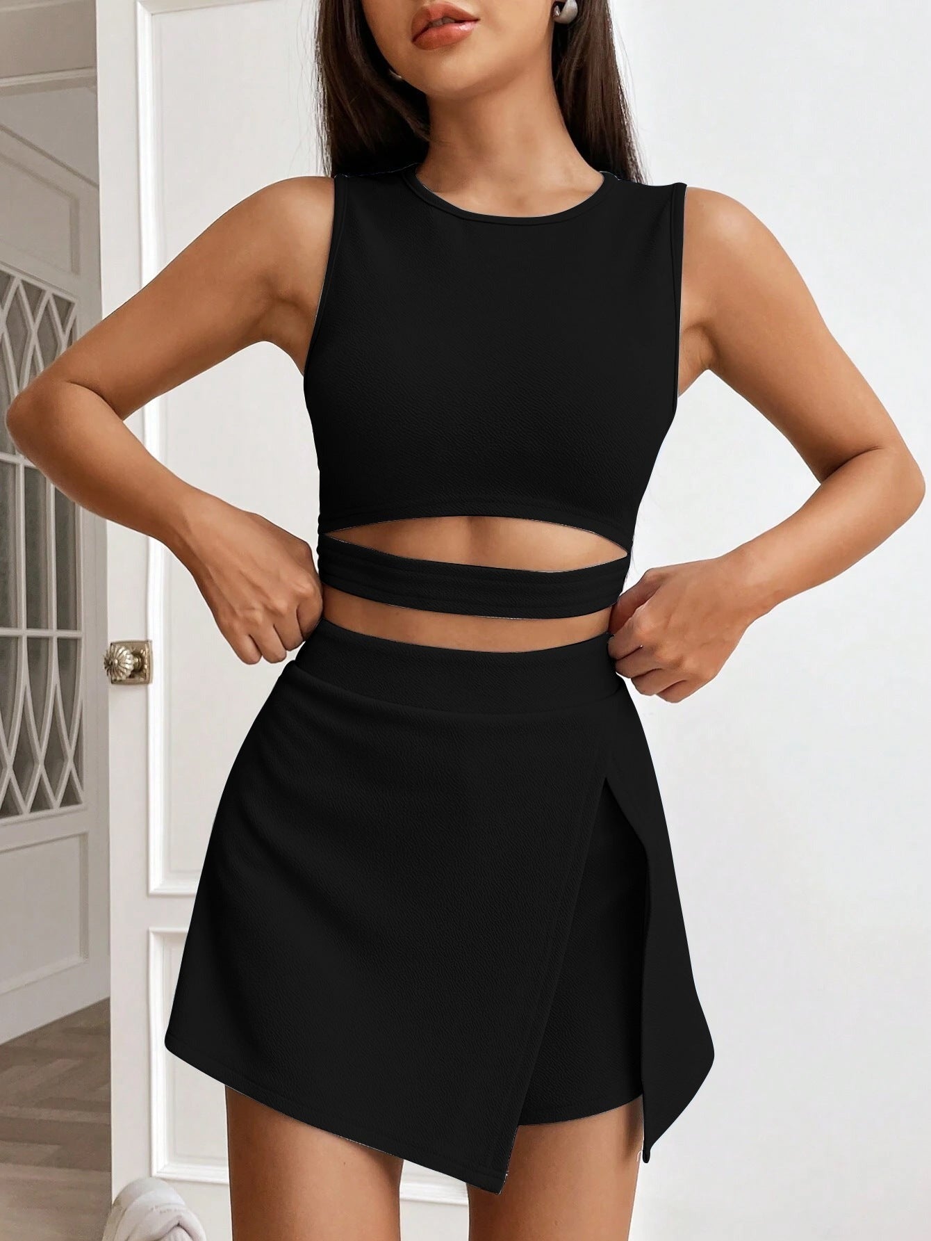 Schwarzes Set aus Crop-Top und Skort mit Cut-Outs