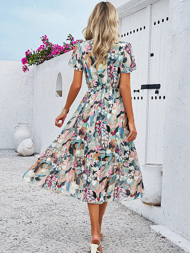 Grünes Sommerkleid mit V-Ausschnitt und Blumenmuster 